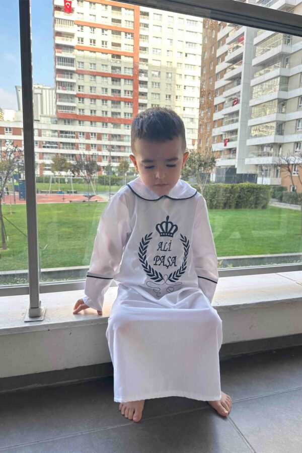 Bebe Yaka İsim Nakışlı Uzun Sünnet Gömleği